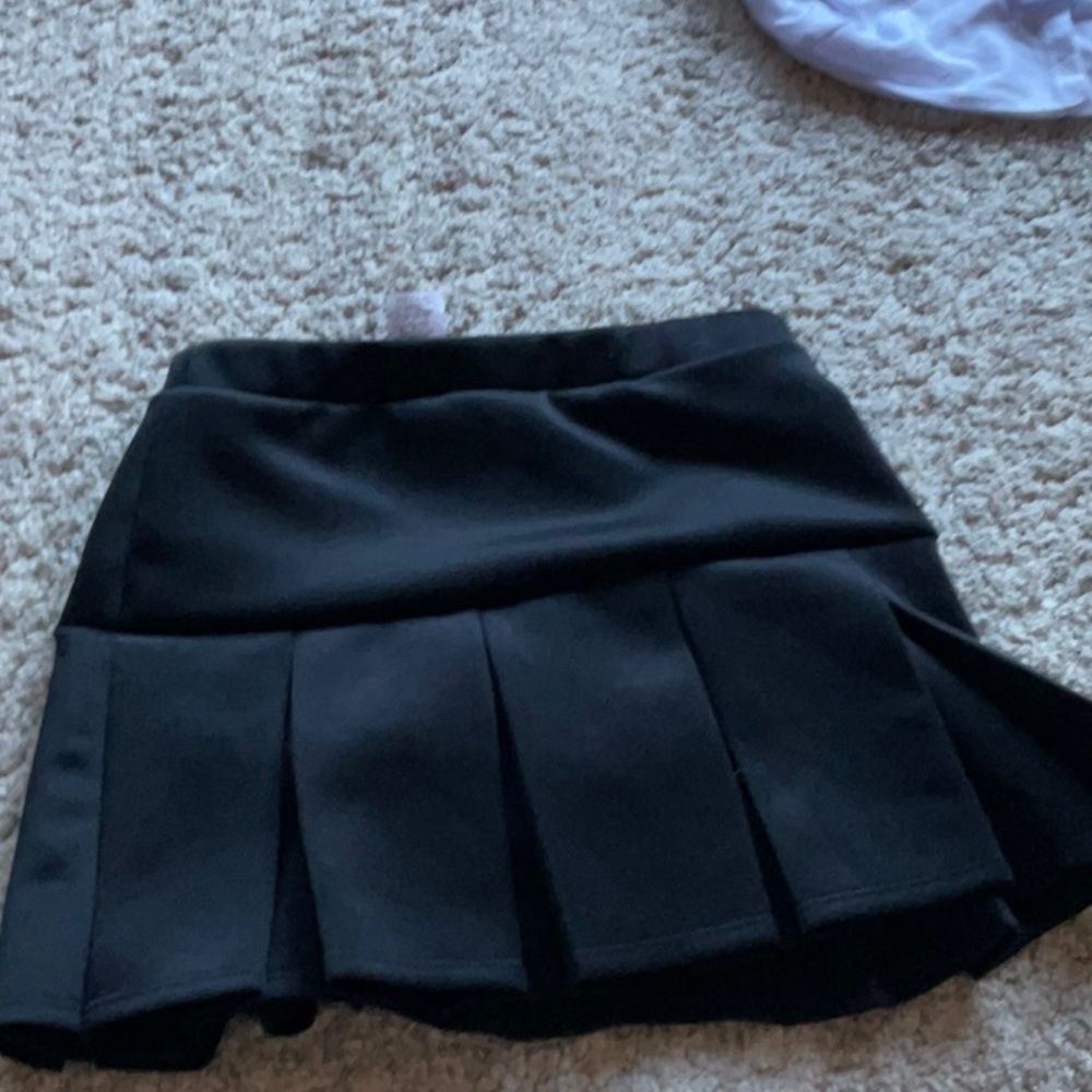 Woman’s chic to chic black skirt!